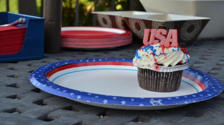 Patriotic Cupcake | Sweet 4th Of July Cupcakes You Can Whip Up For You And Your Kids | 4th of july cupcake recipes | Featured
