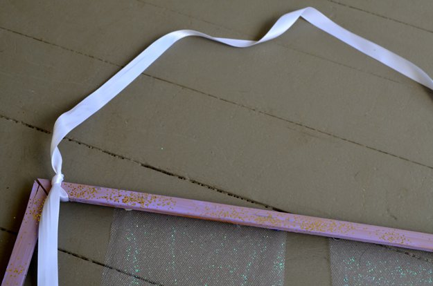 Handmade Picture Frame Tulle Jewelry Holder | https://diyprojects.com/tulle-frame-jewelry-holder/