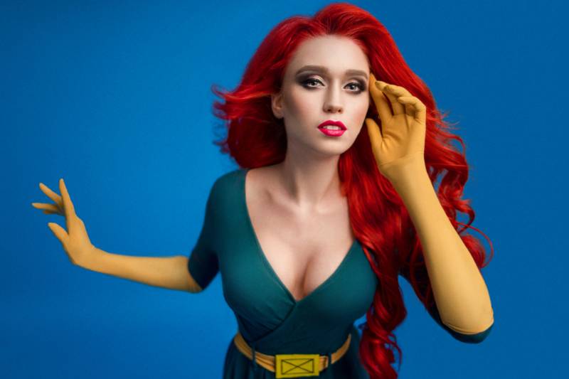 beautiful-woman-green-superhero-costume-posing | halloween costumes