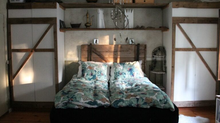 Blue and white comforter set photo | Fabricate A DIY Murphy Bed To Make Your Small Bedroom Look Big | Featured