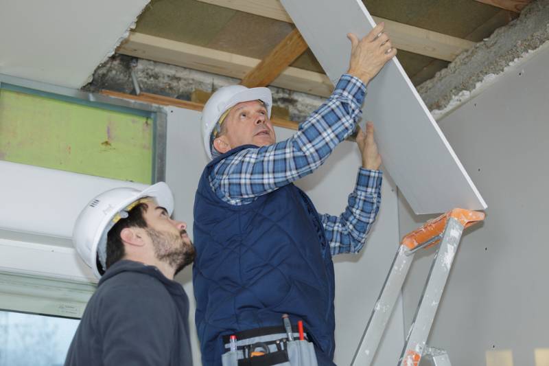 builder-installing-rest-drywall-on-ceiling | A Beginner's Guide To Ceiling Repair