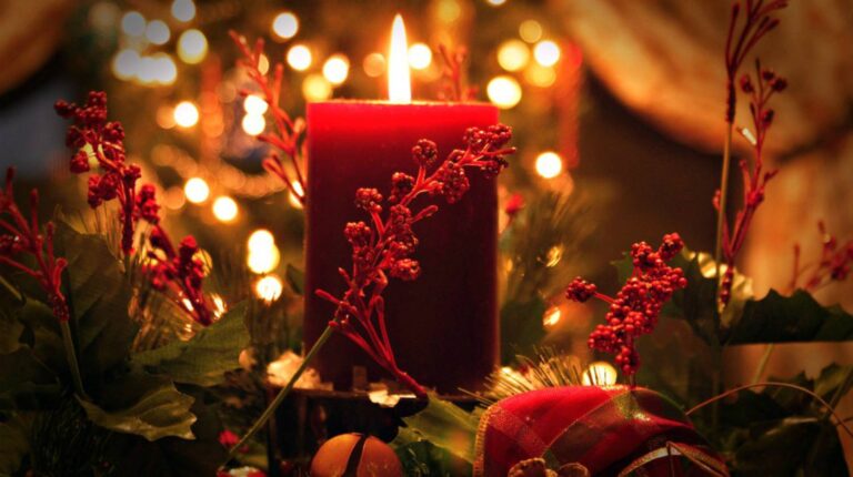 christmas candles on table | Cheap And Easy DIY Christmas Centerpieces | DIY Christmas Centerpieces | easy christmas centerpieces for tables | Featured