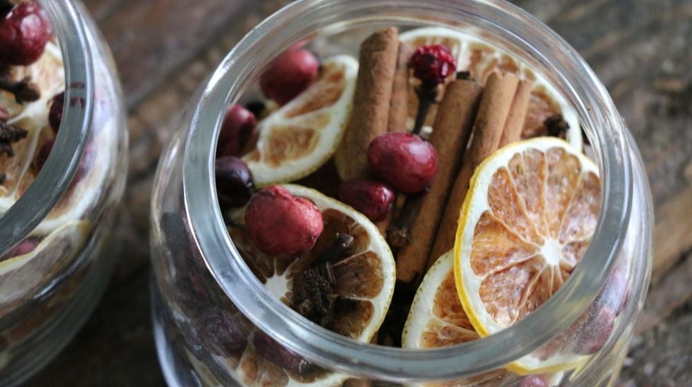 christmas-decoration-potpourri-cinnamon-cranberries-lemon | how to make potpourri at home | Featured