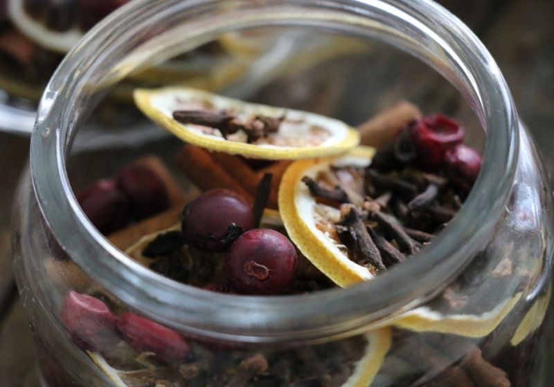 christmas-potpourri-glass-jar-cinnamon-lemon | dried fruit