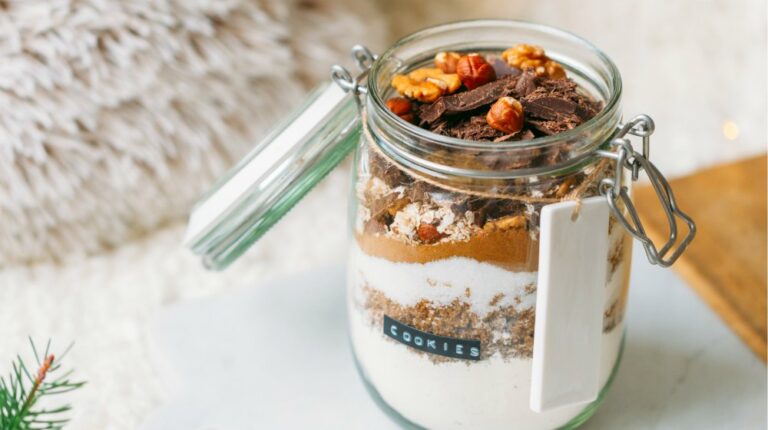 cookie mix inside mason jar | Oatmeal Chocolate Chip Cookies | Mason Jar Cookie Mix | Oatmeal Chocolate Chip Cookies | crispy oatmeal chocolate chip cookies | Featured