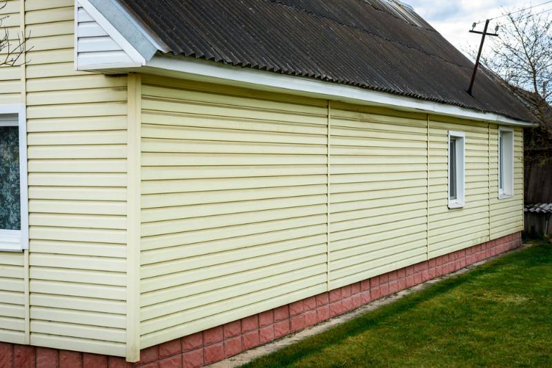 dust-mold-on-vinyl-siding-house | how to repair vinyl siding