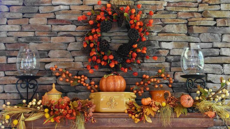 Fall wreath decorated with autumn decor | Fall Decor DIY Projects | Featured