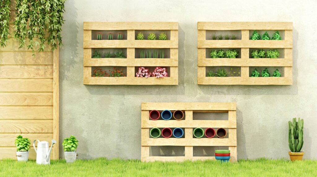 Garden with planters made of recycled wooden pallets | Creative DIY Pallet Planter Ideas For Spring | Featured