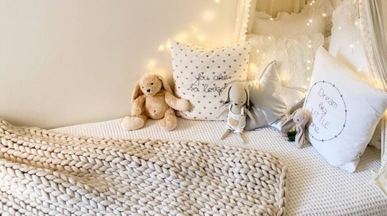 knit blankets | DIY Chunky Knit Blanket Ideas To Complete Your Perfect Cozy Day | featured