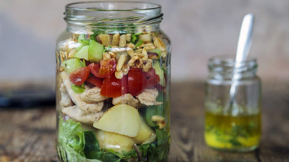 lunch-salad-packed-jar | 6 Easy To Make Mason Jars Craft Projects | Featured