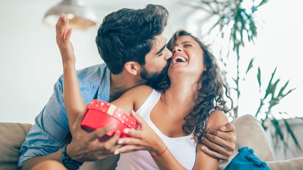 man giving surprise gift to his girlfriend | Cute Gifts To Make For Her | gifts to make for her | homemade gifts for her | Featured
