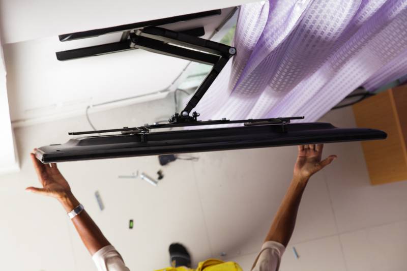 man-installing-mount-tv-on-wall | how to wall mount a tv