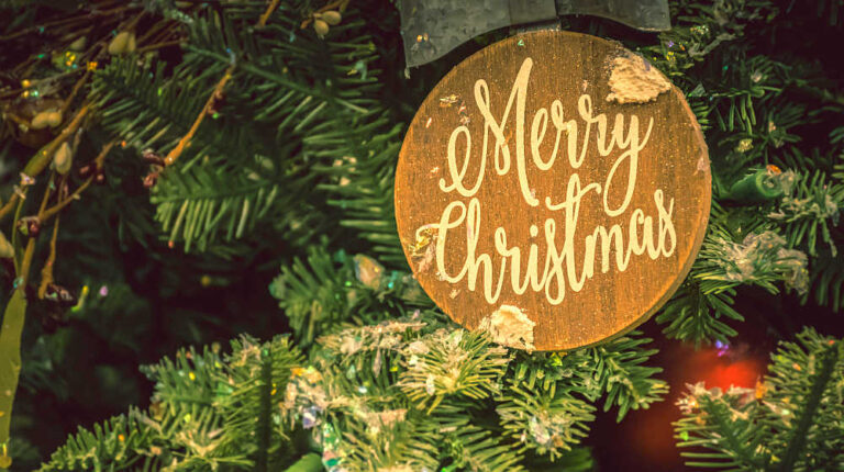 Merry Christmas wood sign | Awesome Wood Crafts to Beautify Your Home This Winter | DIY Projects | simple wood craft ideas | Featured