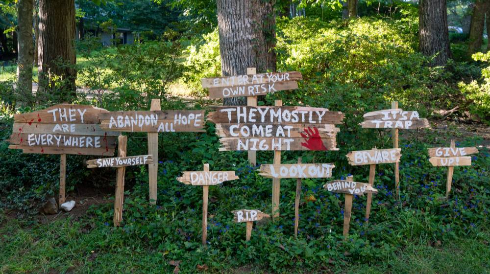 spooky homemade wooden yard signs halloween | 9 Halloween Wood Crafts To Decorate Your Spooky Home With | Featured