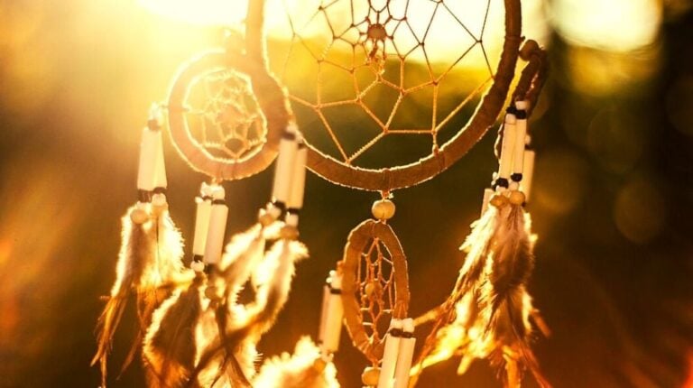 Dreamcatcher with the ray of sunlight | DIY Crescent Moon Macrame Dream Catcher to Spruce Up Any Room | Featured